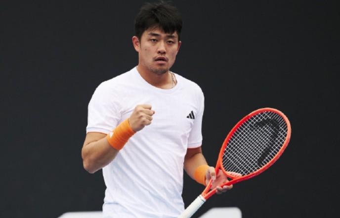 开云体育在线观看-直落两盘横扫！吴易昺澳网资格赛再胜一场，重返正赛一步之遥