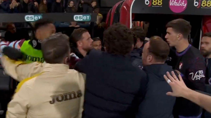 开云体育在线观看-赛后大乱斗！亨德森火爆对喷对方教练，被队友死死拉住|乔丹·亨德森|布伦特福德|伯恩茅斯|斯库特·亨德森|安德鲁斯_新浪体育_新浪新闻